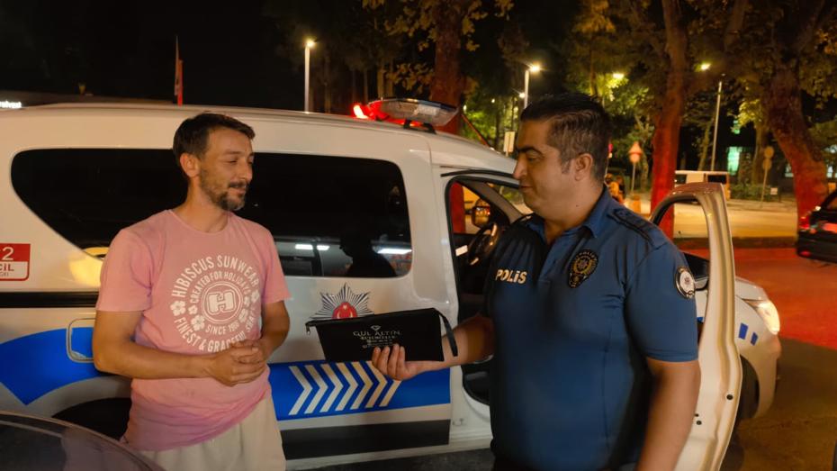 Yasin Akduman, Park Halindeki Aracın Kaputunda Bulduğu Parayı Polise Teslim Etti