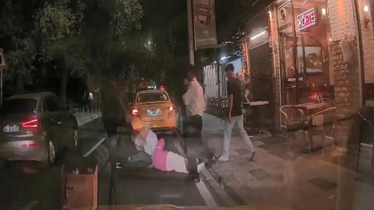 Taksi Şoförü ile Yolcular Arasındaki Uyuşmazlık Kameralara Yansıdı