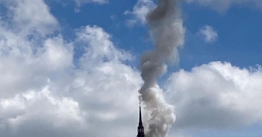 Rouen’deki bin yıllık tarihi katedralin restorasyon aşamasındaki kulesinde yangın çıktı.