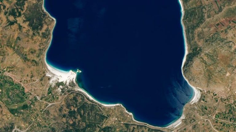 Salda Gölü etrafına saçılan asfalt nedeniyle tehlike altında