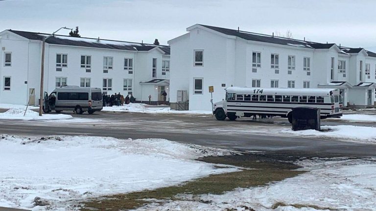 Hollanda’dan gelen uçağın acil iniş yapmasının ardından yolcular askeri kışlada uyumak zorunda kaldı