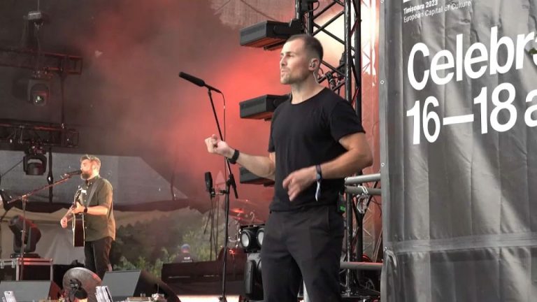 Video. Müzikli işaret dili tercümanları engellilere konser kazandırıyor