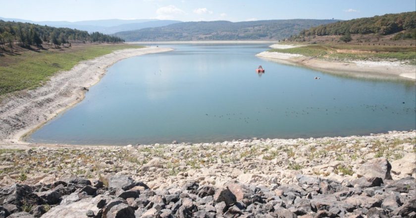 Bolu’daki Gölköy baraj gölünde su seviyesi yüzde 30’un altına düştü.