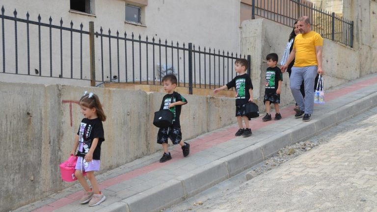 Hakkari’nin dördüzleri okul heyecanını yaşadı