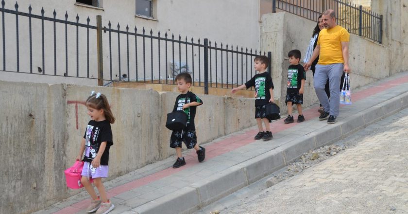 Hakkari’nin dördüzleri okul heyecanını yaşadı