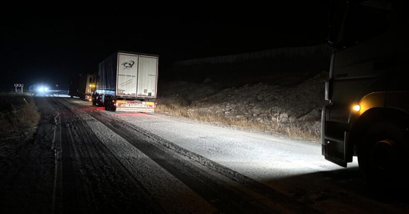 Ardahan'da kar ve buz: Kamyonlar yolda mahsur kaldı