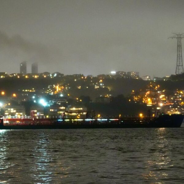 Boğaz'da gemi trafiği çift yönlü açıldı