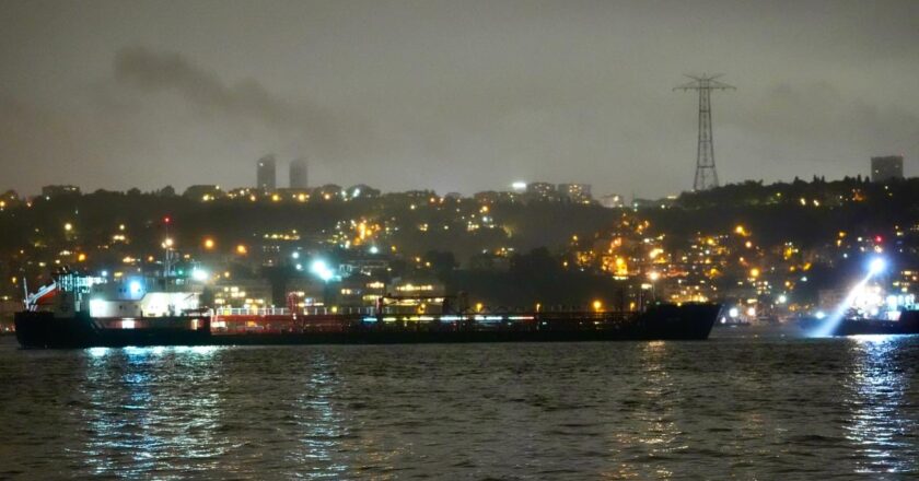 Boğaz'da gemi trafiği çift yönlü açıldı