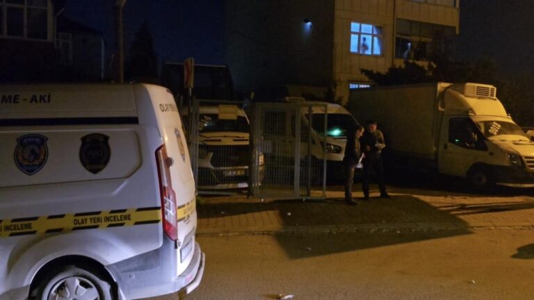 Tüfekle fotoğraf çeken iki arkadaştan biri vurularak hayatını kaybetti.