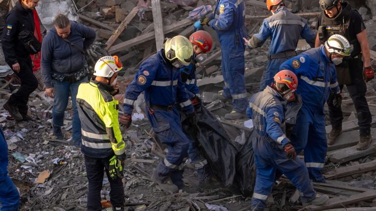 Ukrayna Cumhurbaşkanı Zelenskiy, Rusya’nın Kiev’e saldırısından sonra Güney Afrika’ya yaptığı geziyi kesintiye uğrattı