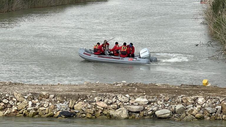 Adana Continua’da kaybolan 7 yaşında bir çocuğu arayın