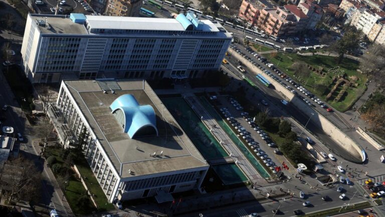 İnşaat lisansı için “1 villa, 4 daire istendi”