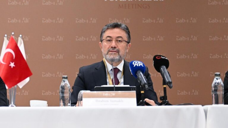 Bakan Yumakli: Ekonomiyi çağrılara feda etmek doğru değil