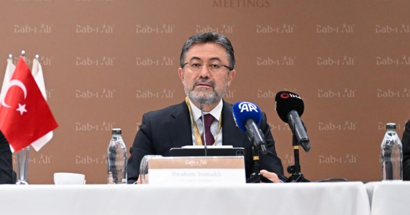 Bakan Yumakli: Ekonomiyi çağrılara feda etmek doğru değil