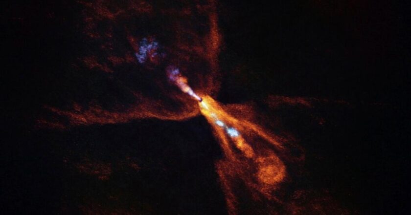Astronomlar, uzak bir yıldızın etrafında yeni bir güneş sistemi oluşumunu gözlemledi.