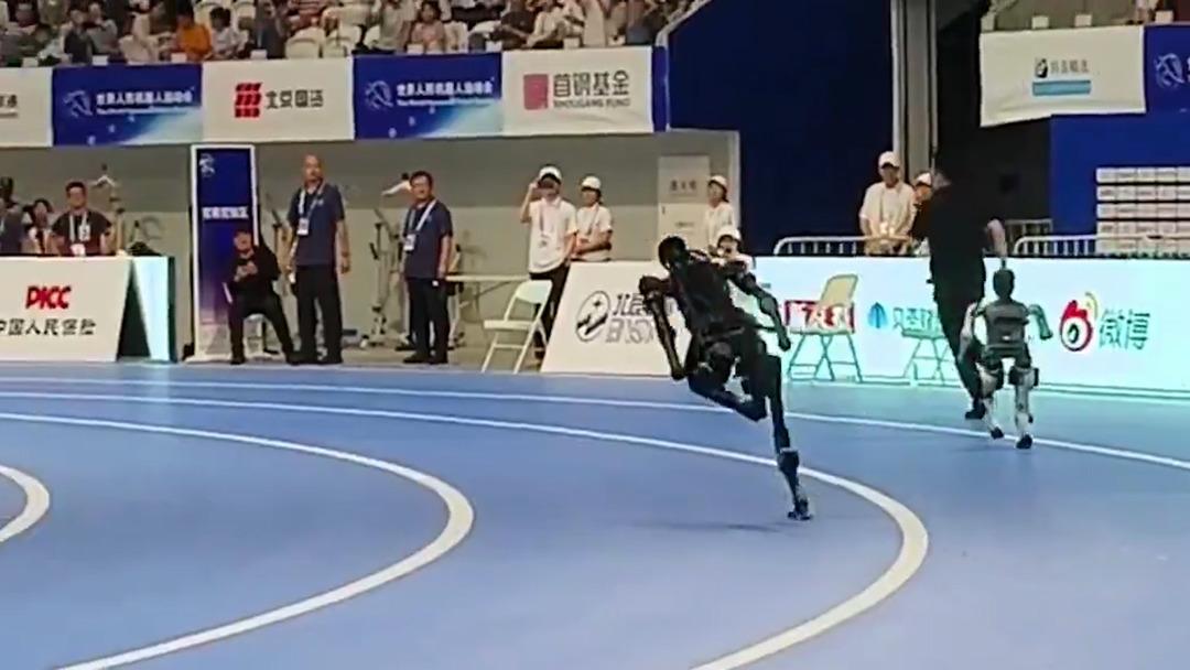     Geçen robot, sosyal medyada gündemdeydi: 