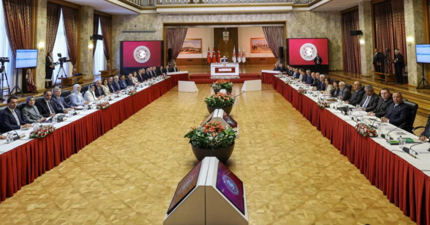 Parlamento: “İş dünyasının temsilcileri, kamu sendikaları ve işçilerin işçileri, komisyonun gelecekteki toplantılarında duyulacak” ve siyasi haberleri bozacak