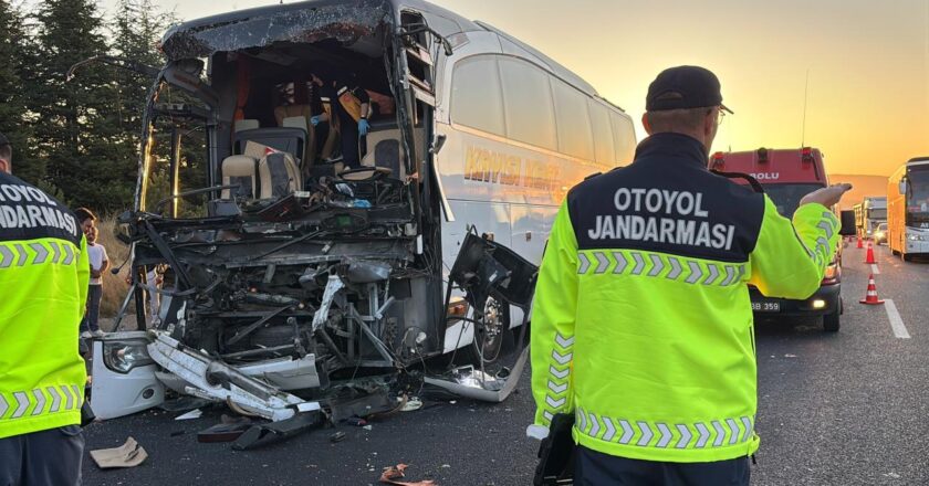 Otobüs Anadolu Otoyolu’ndaki kamyona çarptı: 1 ölü, 10 yaralı