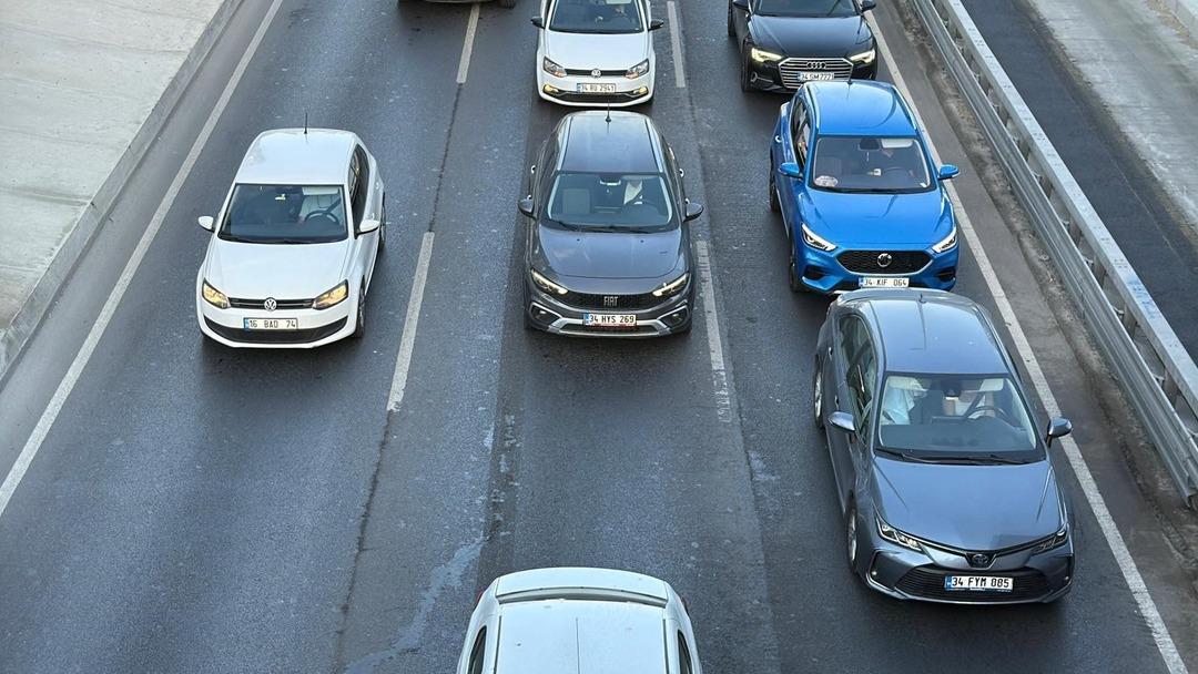 Yaz tatilleri sona erdi, okullarda uyum haftası başladı: İstanbul'da trafik yoğunluğu meydana geldi! 2