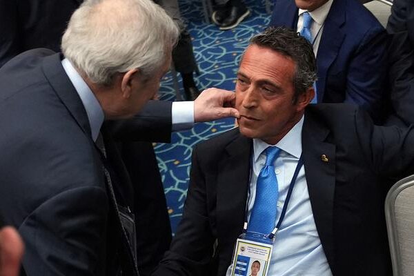 F.Bahçe’nin eski başkanları arasındaki diyalog dikkat çekti! Aziz Yıldırım, Ali Koç’un yanağından makas aldı: “Unut beni”