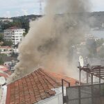 Ahşap binadaki yangın da çevredeki binalara atladı