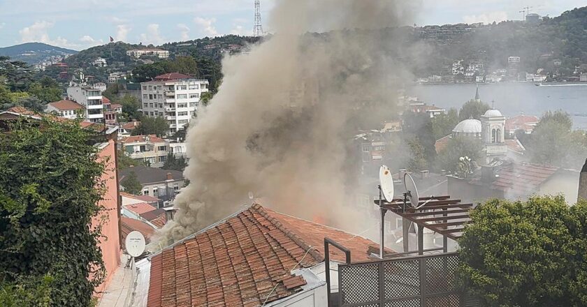 Ahşap binadaki yangın da çevredeki binalara atladı