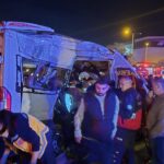 İzmir’de iki işçi servisinin çarpışması sonucu meydana gelen kazada 13 kişi yaralandı.