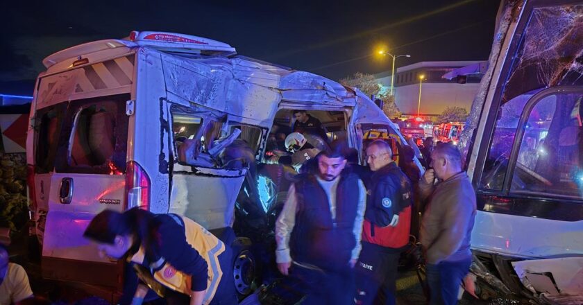 İzmir’de iki işçi servisinin çarpışması sonucu meydana gelen kazada 13 kişi yaralandı.