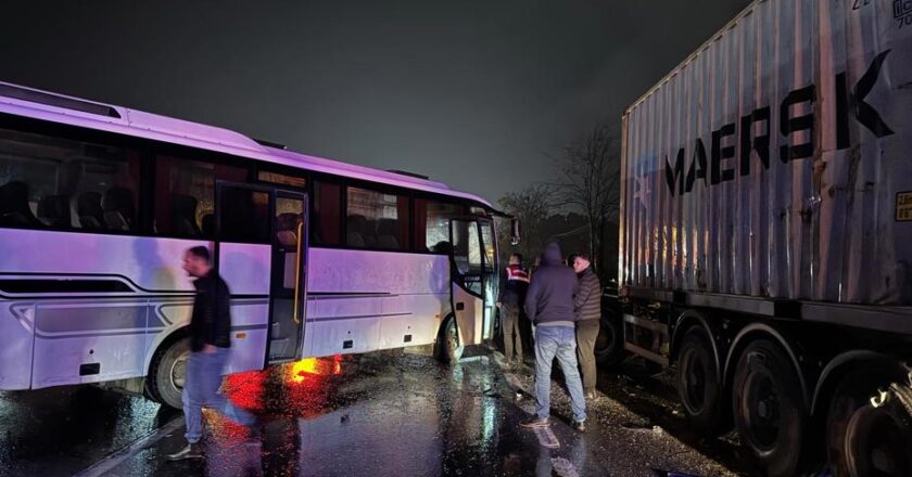 Sakarya’da zincirleme kaza: 12 yaralı!